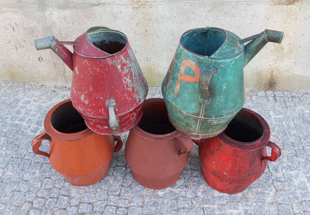Antigos almudes cântaros em chapa pintados
