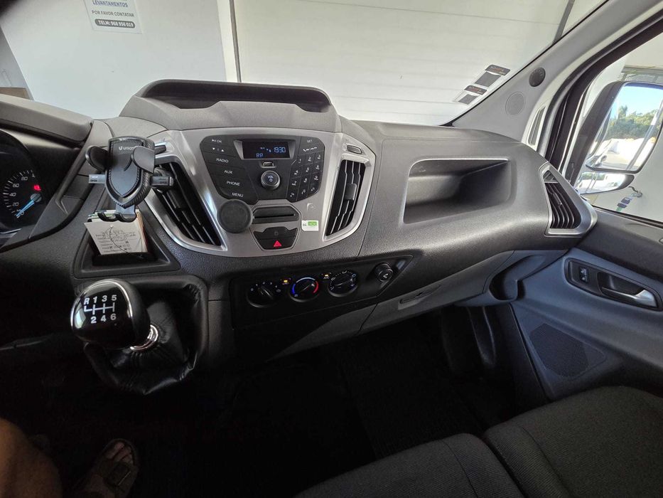 Viatura Ford Transit Custom, de cor preta