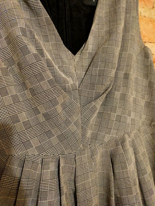 Sukienka biurowa w kratkę Simple