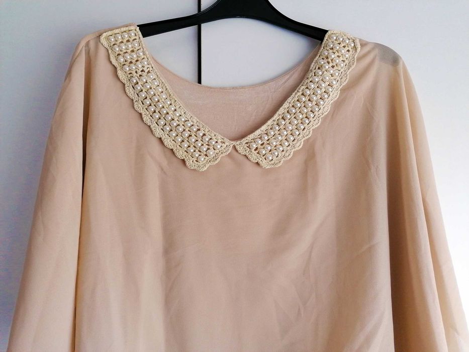 Blusa Clássica Bege com Gola de Pérolas