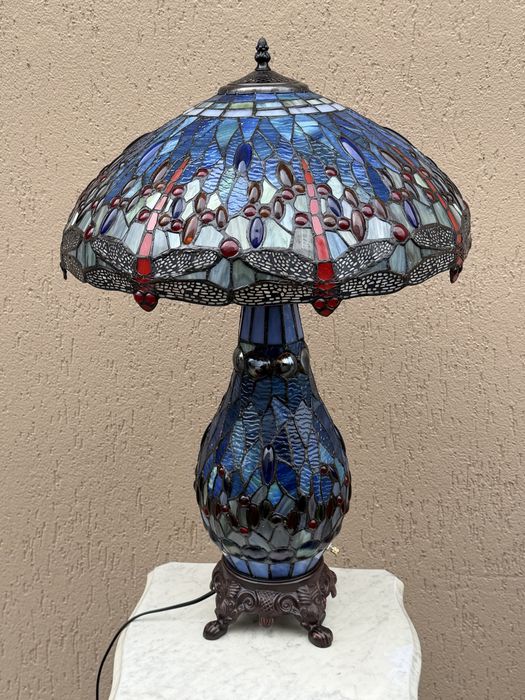 Lampa witrażowa Tiffany ze świecącą nogą