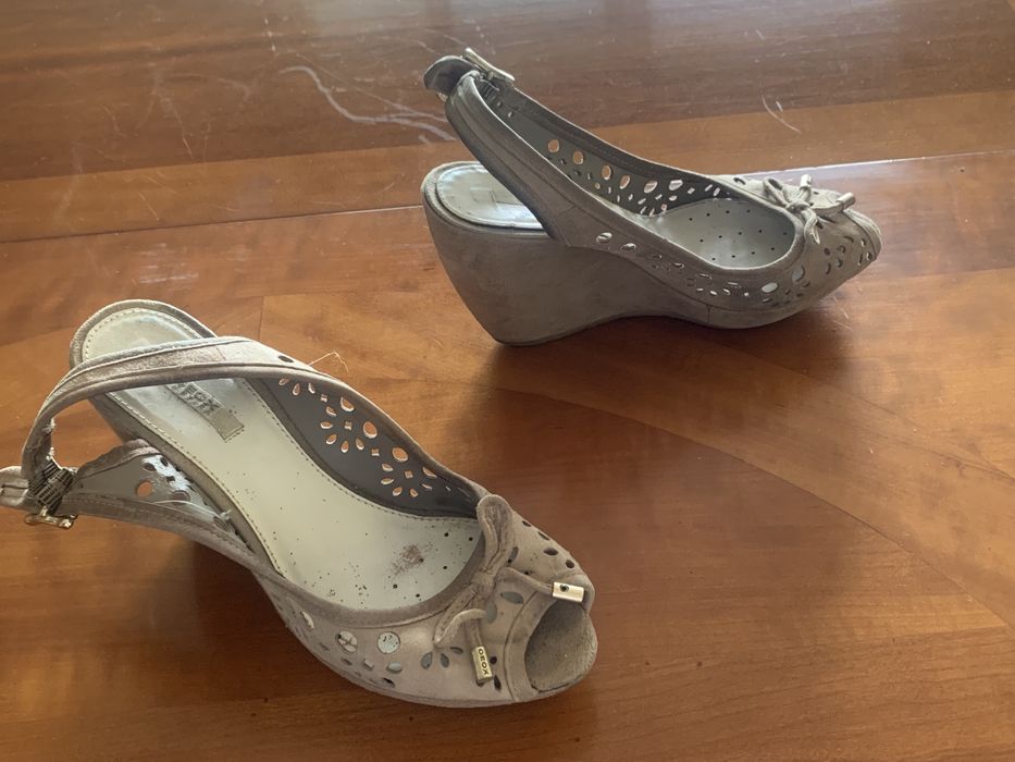 Sandalias de cunha muito confortaveis.