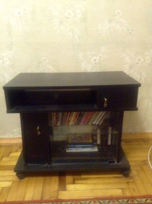 Продам тумбочку под телевизор б-у.