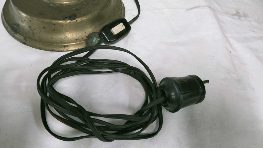 Lampa z mosiądzu.