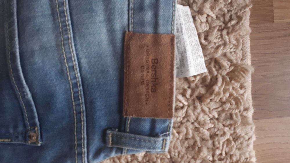 Dżinsy damskie z przetarciami Bershka