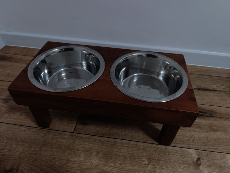 Miski dla psa w drewnianym stojaku