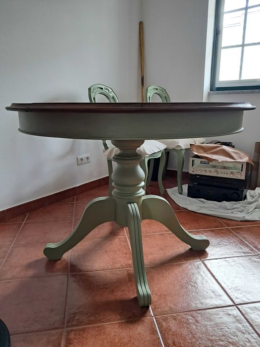 Mesa restaurada sem extensão