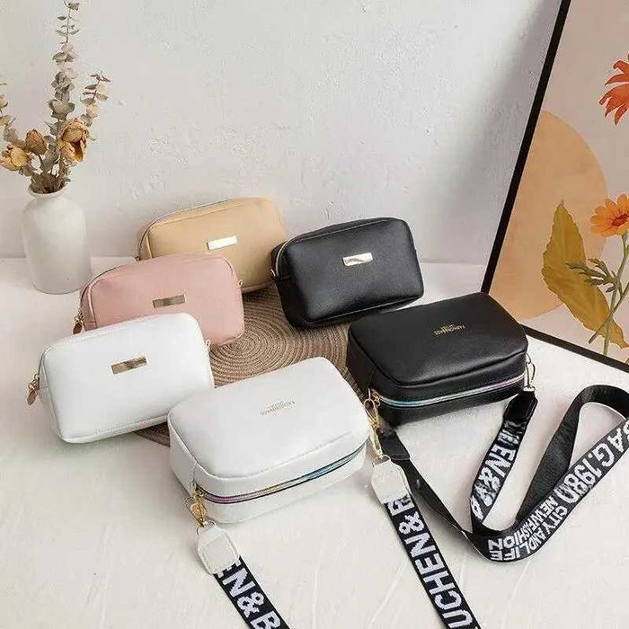 Компакта та зручна жіноча сумка з широким ремішком. Білий, чорний т