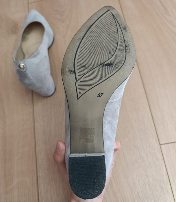 Szare buty na obcasie