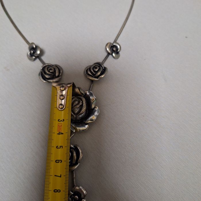 Naszyjnik z różami piekny wygląda jak oksydowane srebro