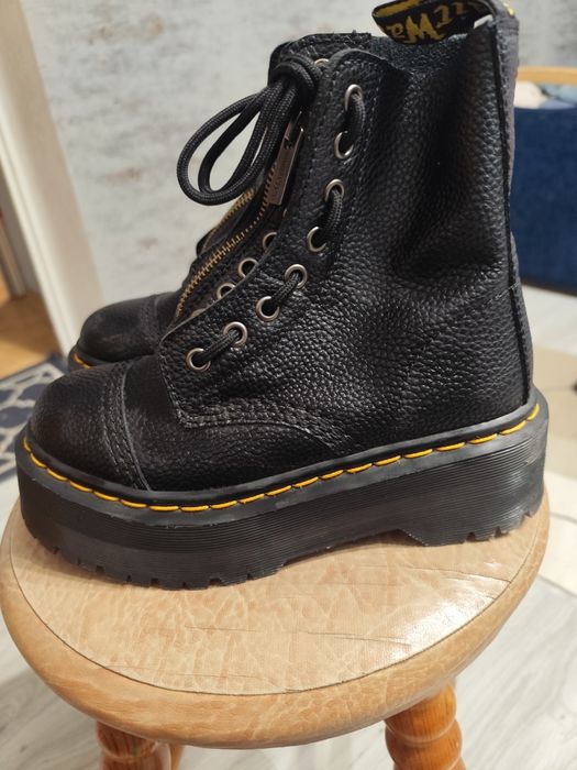 Dr. Martens Sinclair Milled Nappa Leather Platform – Czarne glany na platformie z zamkiem