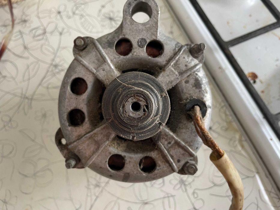 Электродвигатель от стиральной машины АВЕ 071-4С 220В 1350 об/мин.