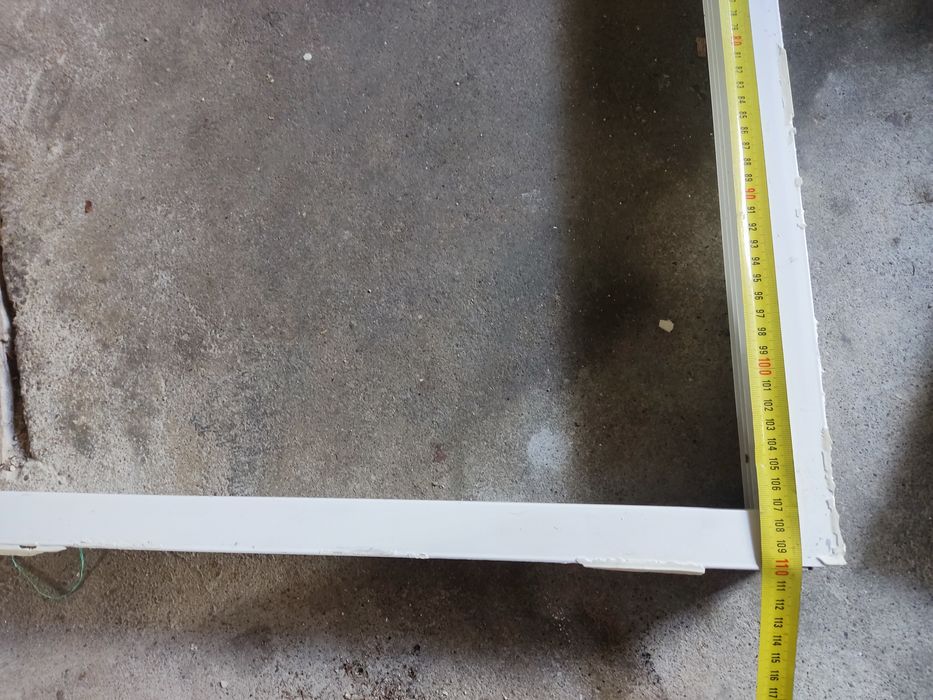 Janela alumínio branco, vidros duplos e portadas verdes