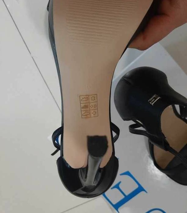 Sandały skórzane Guess