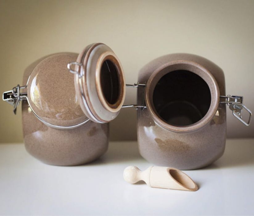 Dwa ceramiczne słoje na klamry