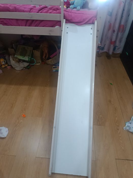 Cama com escorrega