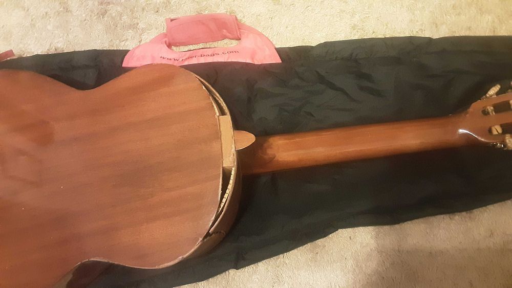 Guitarra clássica Century necessita reparação com saco