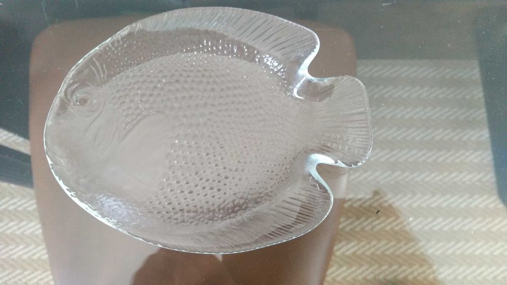 Travessa pequena para aperitivos em vidro em formato de peixe, como nova!