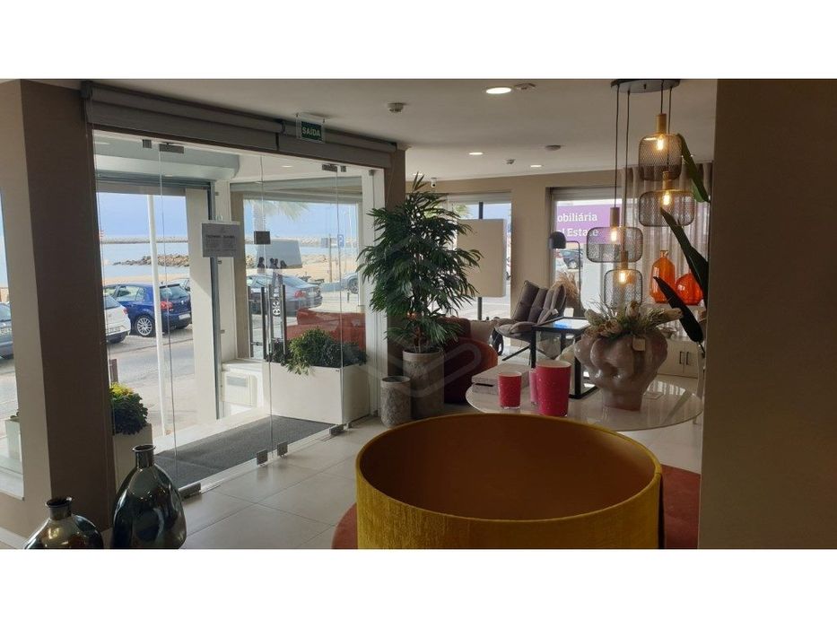 Loja rés-do-chão com duas frentes na primeira linha da Praia da Qua...