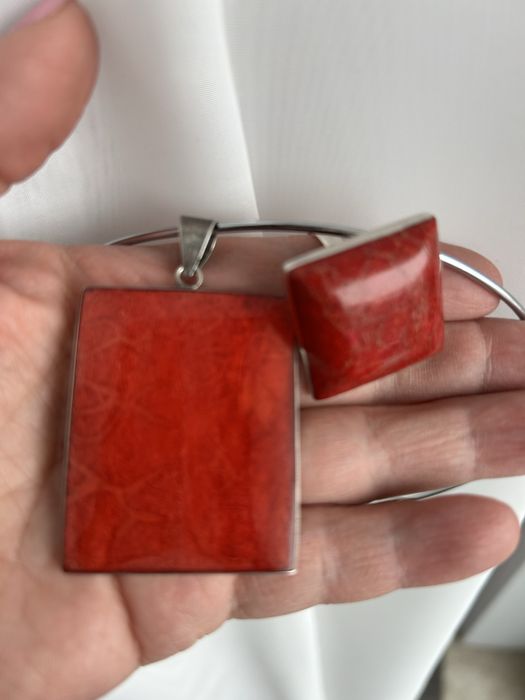 Piękny, masywny, elegancki srebrny pierścionek z koralem - regulowany.