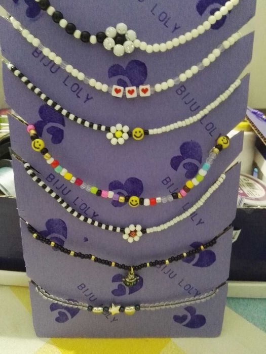 Bijuteria artesanal. Brincos, colares e pulseiras.
