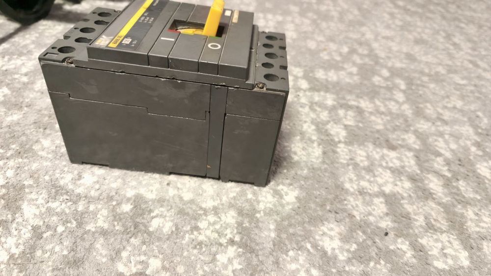 Автомат силовий IEK 88-35 125 А, трьохполосний