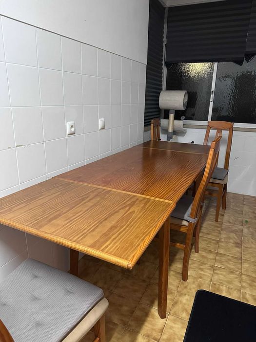 Mesa Extensível em Madeira Maciça + 4 Cadeiras (Bom Estado)