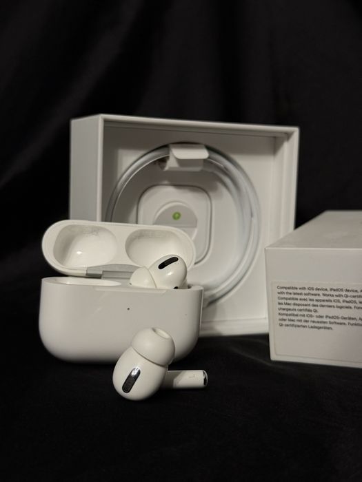 AirPods Pro with Wireless Charging Case: 000 Навушники