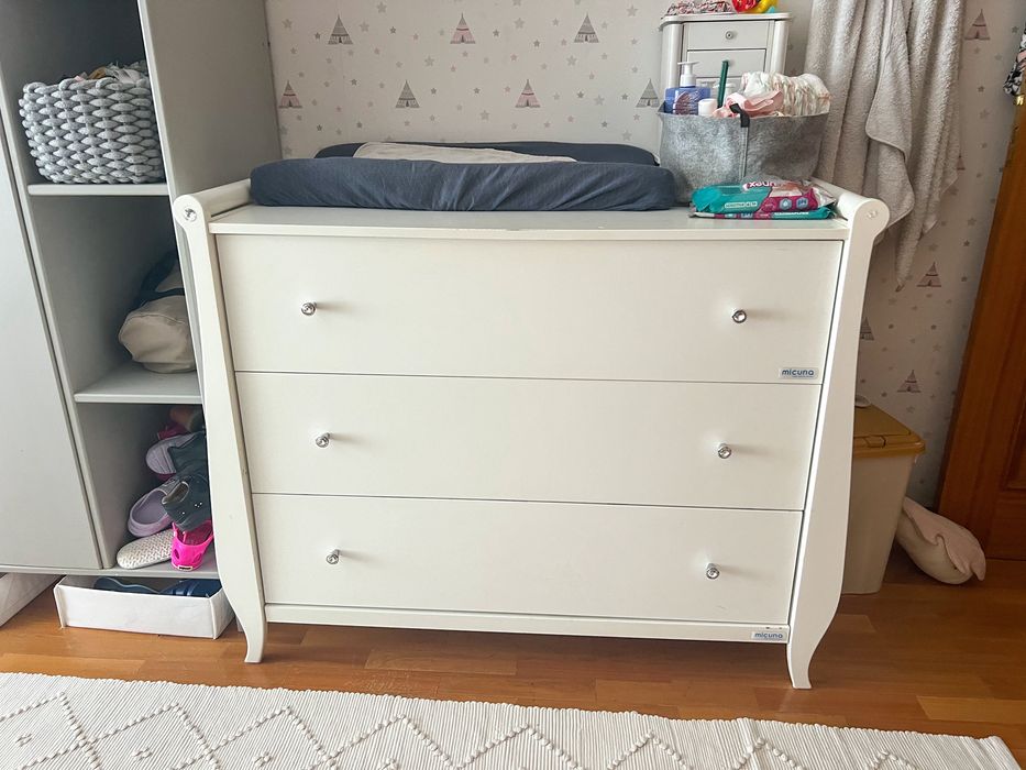 Comoda Micuna modelo “Princesa Anastasia” com cristais Swarovski