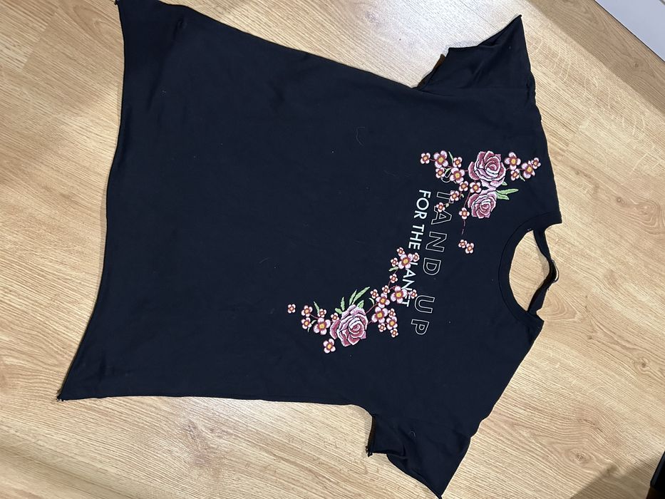 Czarna bluzka Bershka 36 w kwiaty z wycięciem