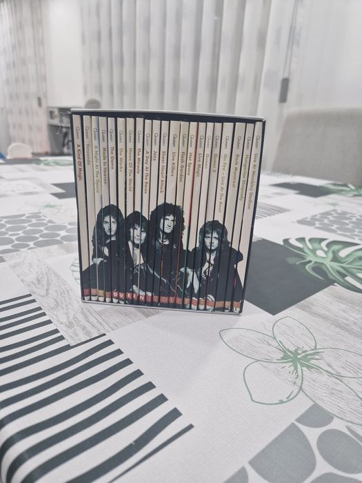 Colecção dos Queen em bom estado .