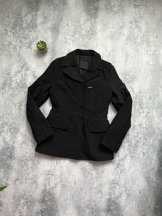 Чорне пальто бренду Prada