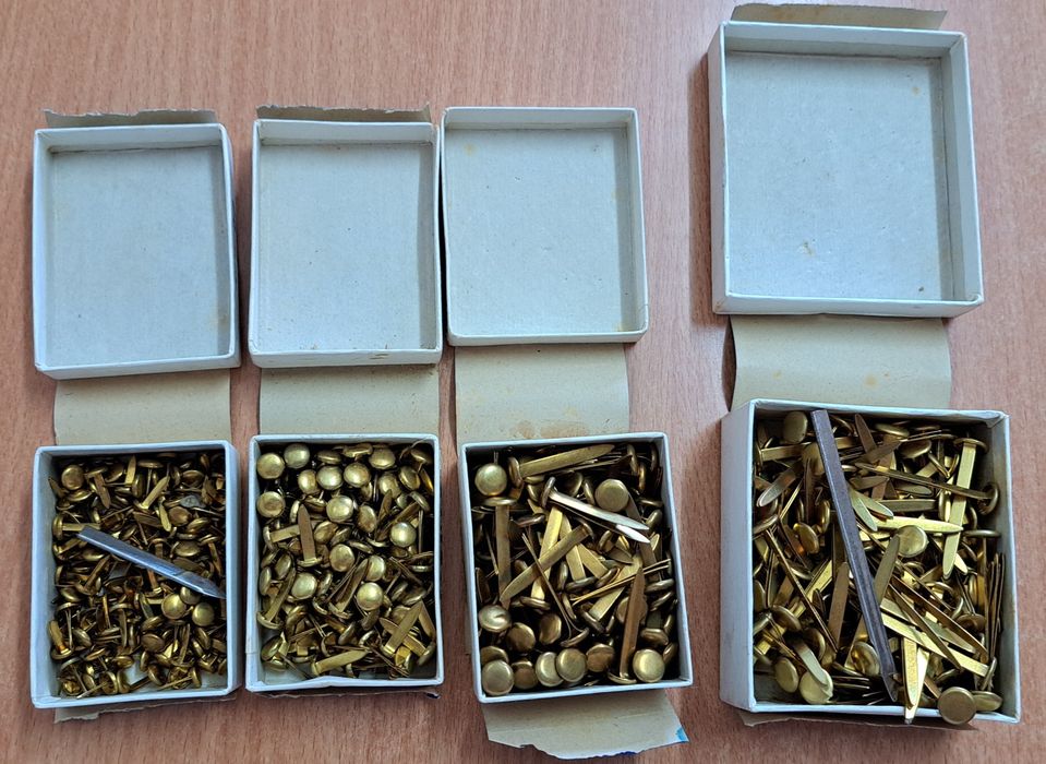 Tachas de latão para tabalhos manuais ou decorativos