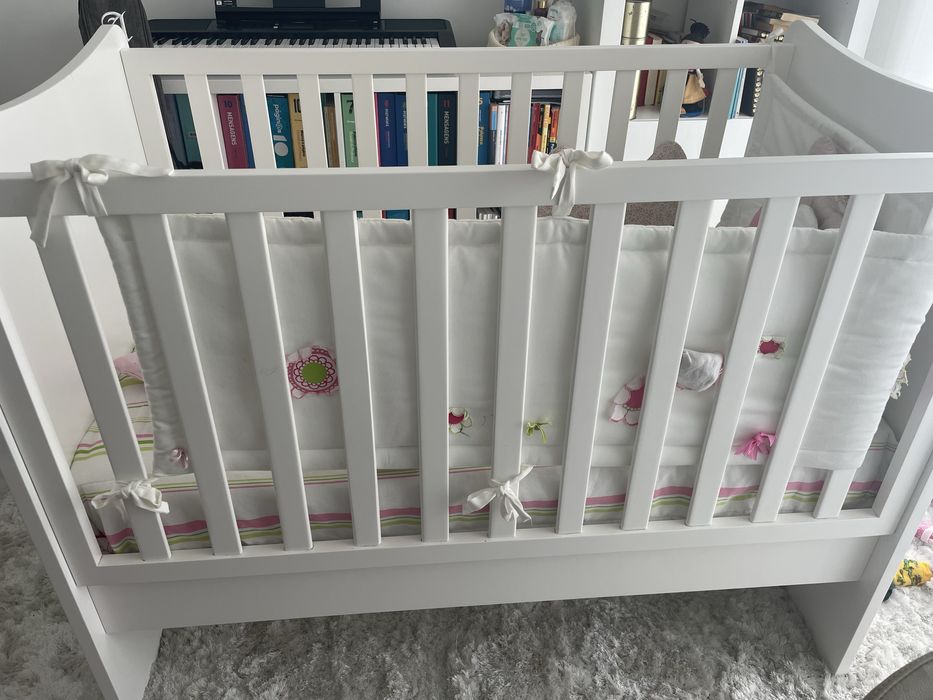 Cama bebé com colchão