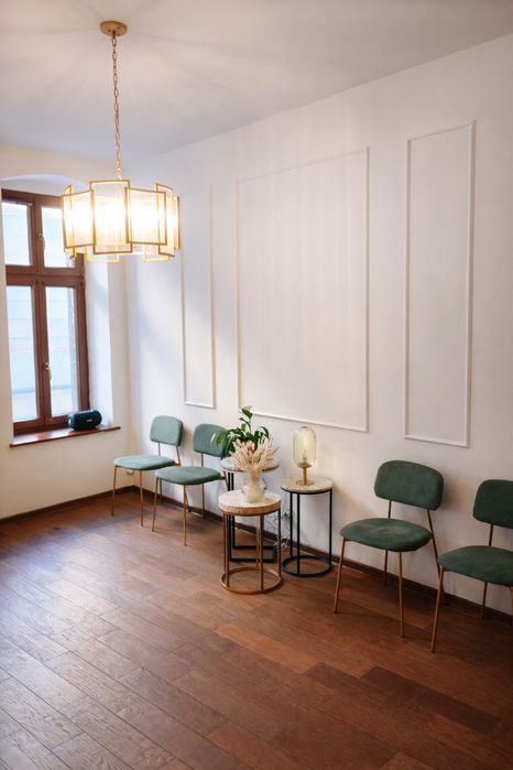 Kameralny, spokojny gabinet psychoterapeutyczny w samym centrum Katowic, przygotowany z myślą o pracy indywidualnej i komforcie pacjentów.