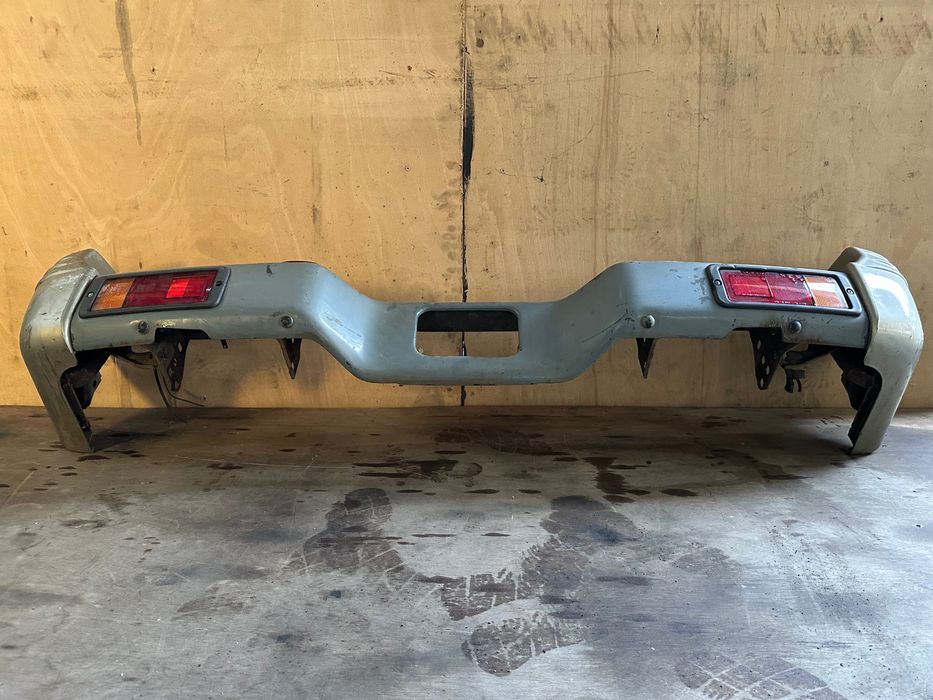 Para-choques tras Mitsubishi Pagero V20 V30 Completo ORIGINAL