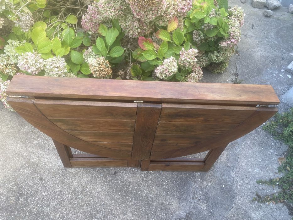 Mesa de madeira com 4 bancos