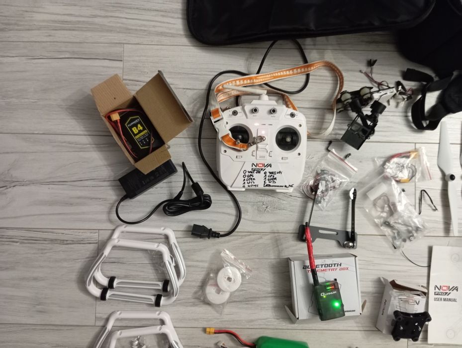 Dron Quanum Nova Pro model RC wirnikowca