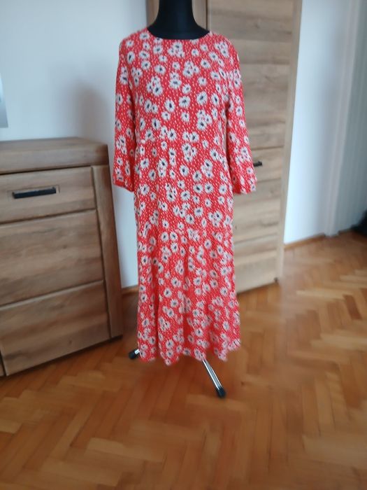 Dłuższa luźna sukienka z  falbankami na dole  42