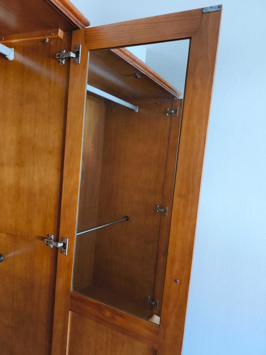 Roupeiro de duas portas e duas gavetas