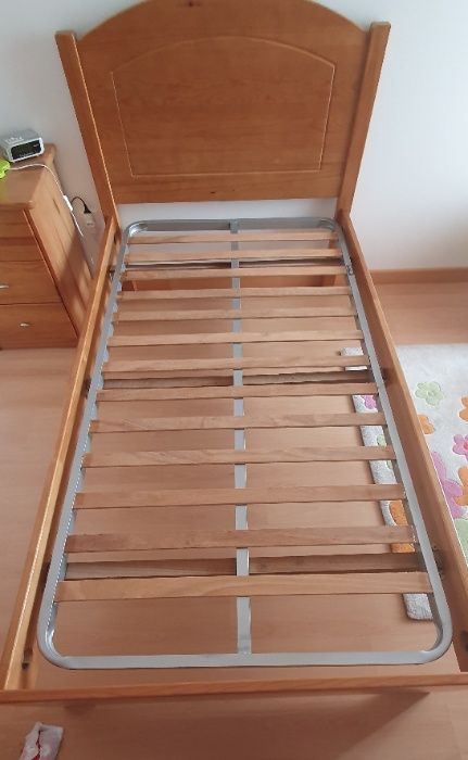 Cama individual em madeira maciça Pinho Mel com estrado e colchão