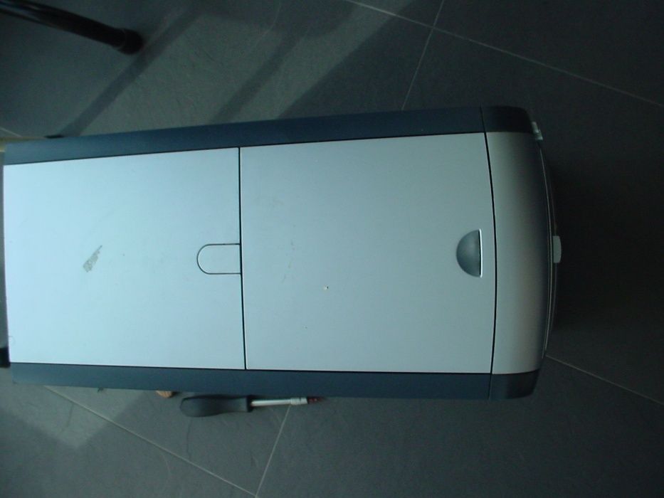 Caixa de pc, leitor de dvd, leitor de disketes.