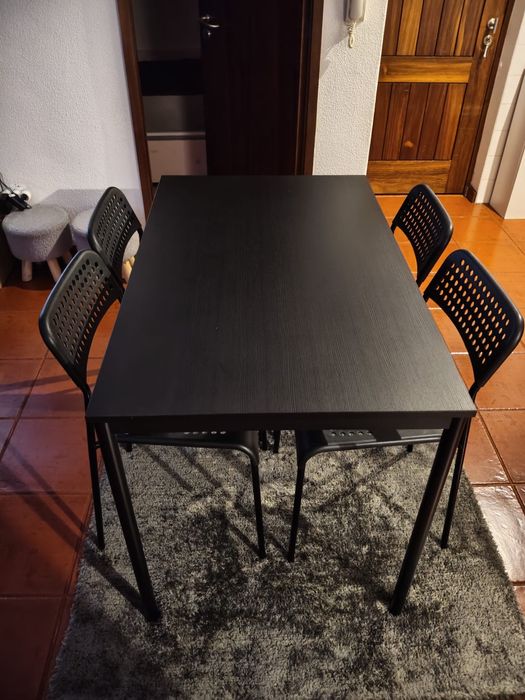Mesa com 4 cadeiras