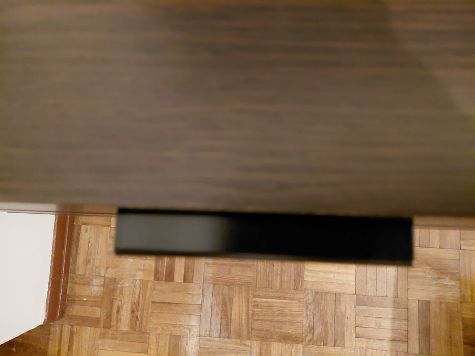 Cómoda em cor preta wengue  com três gavetas de arrumação