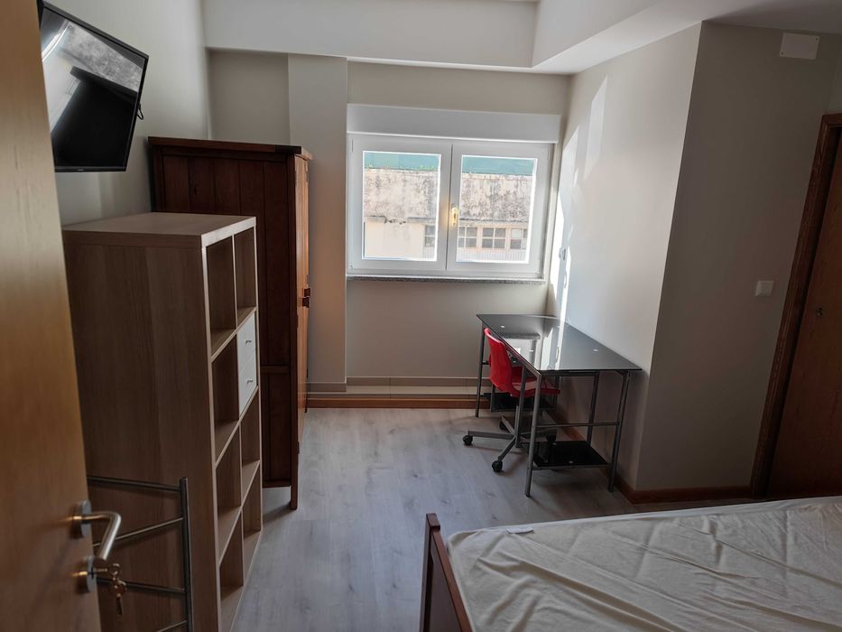 Quarto com WC - casa banho privado perto das Universidades (Permite deslocação a pé)