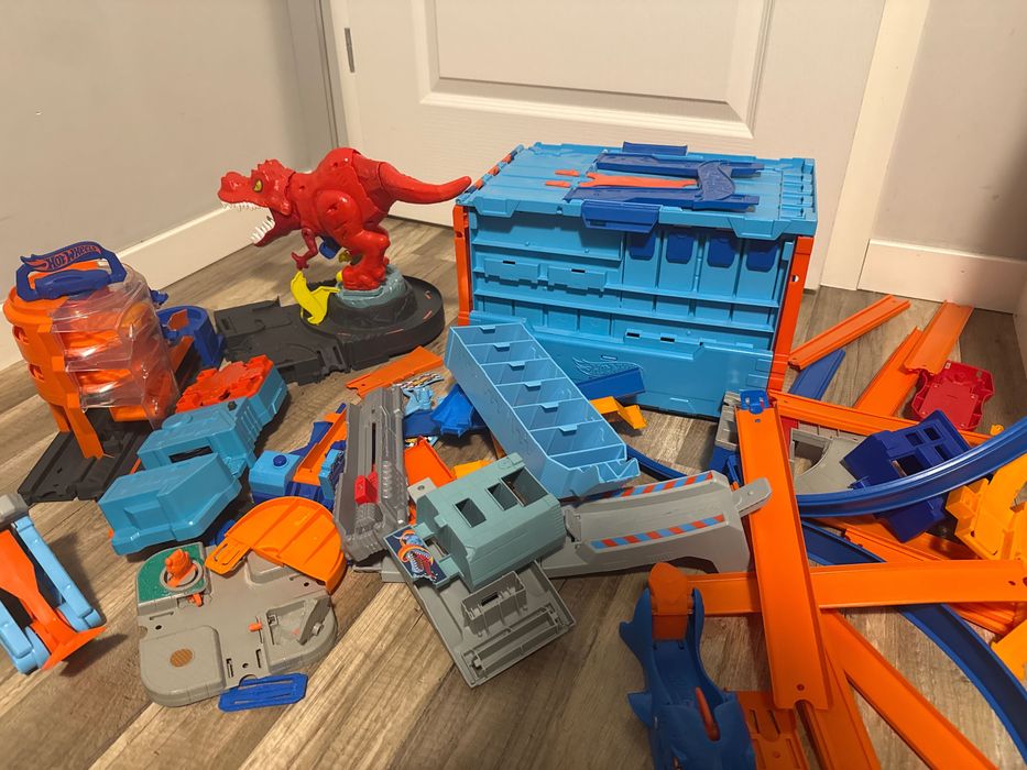 Hot Wheels T rex FTH77  Track Builder Mega Racing box, przenośne pudełko
