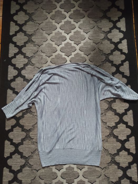 Sweter z ozdobnym rozcięciem na rękawie M&Co srebrny