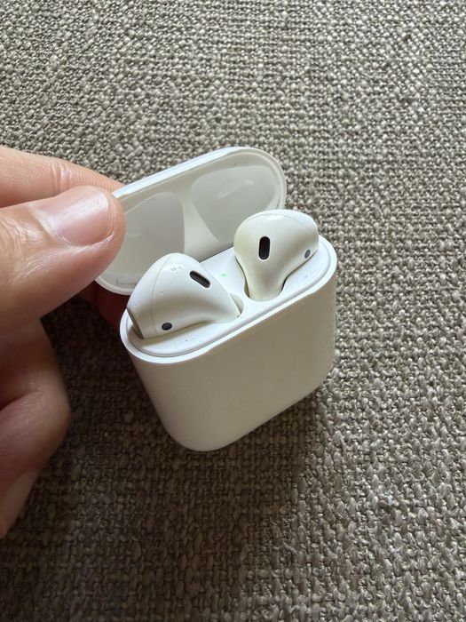 Apple AirPods (2nd Generation) – Left AirPod + Charging Case Working Perfectly