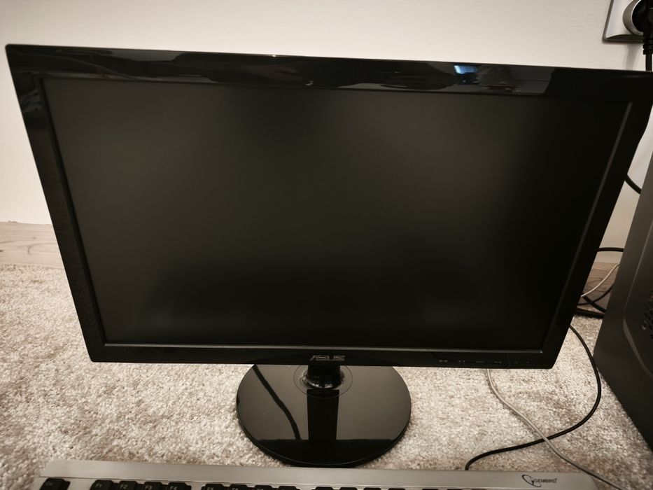 Komputer stacjonarny Intel Core 2 Quad, 8 GB RAM, Monitor Asus 18,5"