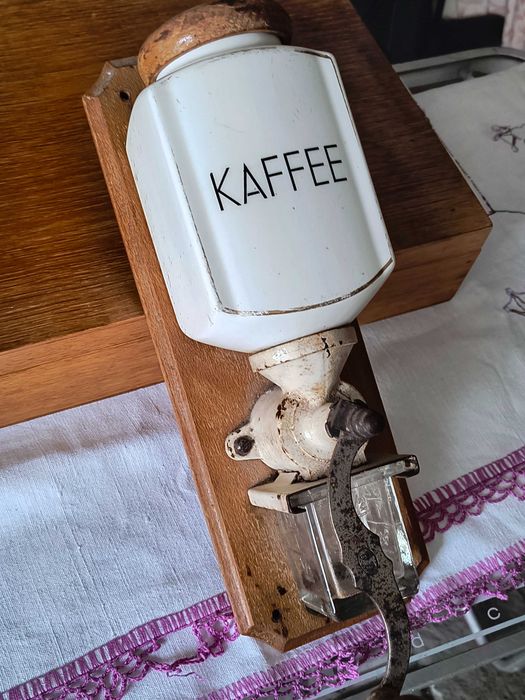 stary młynek do mielenia kawy ale nie tylko/porcelana